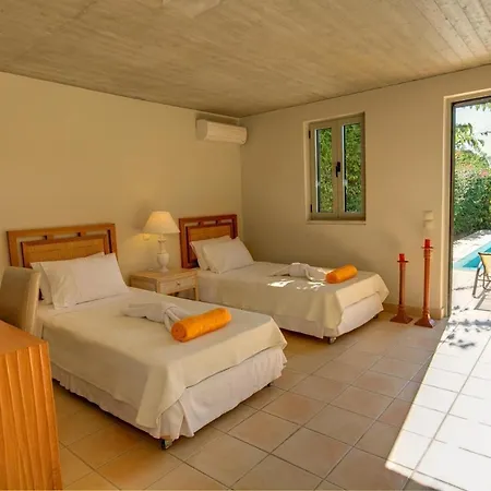 Sleeps 6 Pool Air Con Wifi Villa