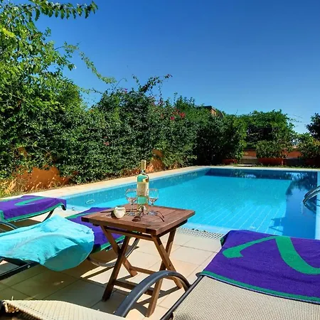 Sleeps 6 Pool Air Con Wifi Villa