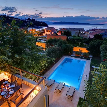 Villa Sleeps 6 Pool Air Con Wifi *