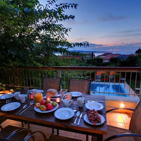 Villa Sleeps 6 Pool Air Con Wifi *